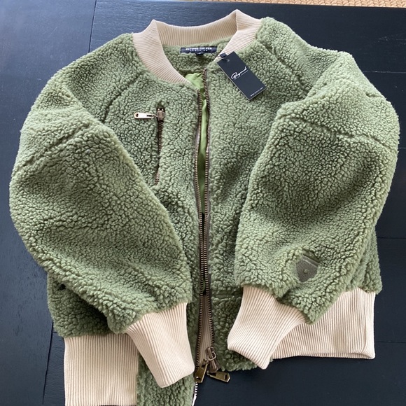 Beyond the Pen Clothing faux shearing jacket. Green Small - Picture 5 of 9